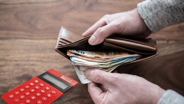 un om își verifică portofelul cu bani